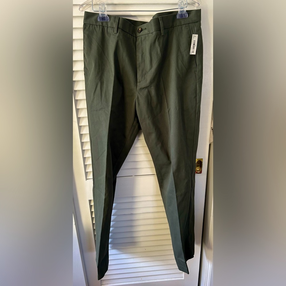 NWT Amazon Essentials Men's Classic-Fit Wrinkle-Resistant Flat-Front Chino Pant